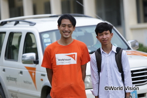 カンボジアの支援事業地で活動するワールド・ビジョン・ジャパンのスタッフと支援を受ける子ども