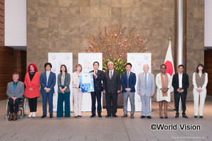 G7広島サミットへ向け「政策提言書」を政府に提出するワールド・ビジョン・ジャパン事務局長とC7メンバー