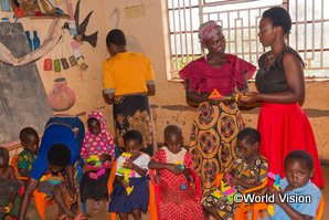 マラウイの就学前教育センターで学ぶ子どもたち