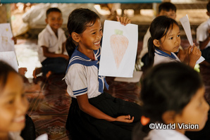 カンボジアで識字率向上のための読書キャンプに参加する子ども