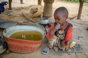 飲み水や生活に、浄化されていない水を使うザンビアの子ども