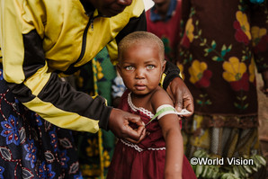 上腕計測メジャーで栄養状態の確認をするマラウイの子ども