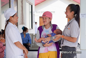 支援を受けるカンボジアの病院で産後検診を受ける母親と新生児