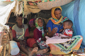 戦禍を逃れ、スーダンの仮設テントに住む女性や子どもたち