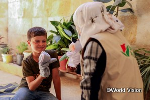 支援により心理的サポートを受けるシリアの子ども