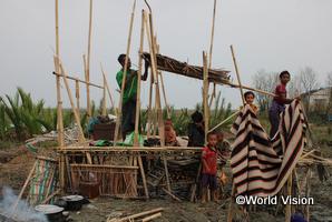 ミャンマーでの大型サイクロンにより被害を受けた家屋