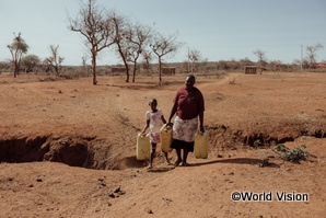 ケニアの干ばつ地域で水を探す親子
