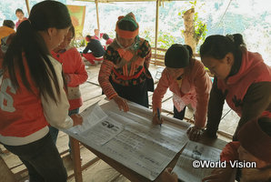 ベトナムでの人身取引防止へ向けた知識向上セッションに参加する地域の女性たち