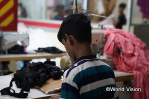 学校をやめ、裁縫工場で働くバングラディシュの子ども