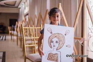 ホンジュラスでの児童労働防止プログラムのなかで、コーヒー豆を原料にした塗料で絵を描く子ども