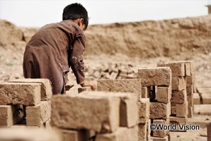 アフガニスタンのレンガ工場で働く子ども