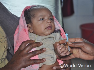 予防接種を受けるエチオピアの赤ちゃん