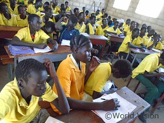 新しい校舎で学ぶ南スーダン難民の子どもたち