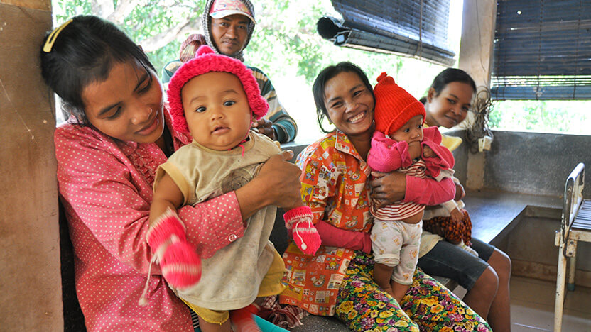 支援対象の保健センターで、診療の順番を待つ赤ちゃんとお母さんたち。ソーラーランタンによって、夜間でも安全に診療を受けられるようになります