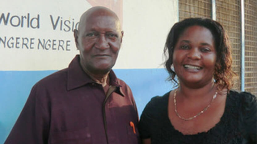 ガマリエリ・トミーさん（初代ADP委員会代表、写真左。右はADPのエリーニ スタッフ）