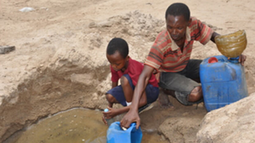 支援開始当初、人々は汚く危険な水を汲んでいました