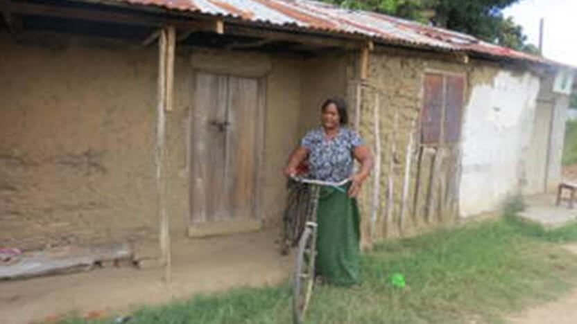 赴任当初、間借りしていた家の前に立つエリーニ