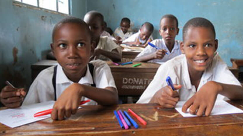 支援により建設された教室で学ぶ子どもたち