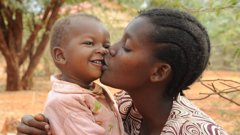 ケニアのお母さんと赤ちゃん