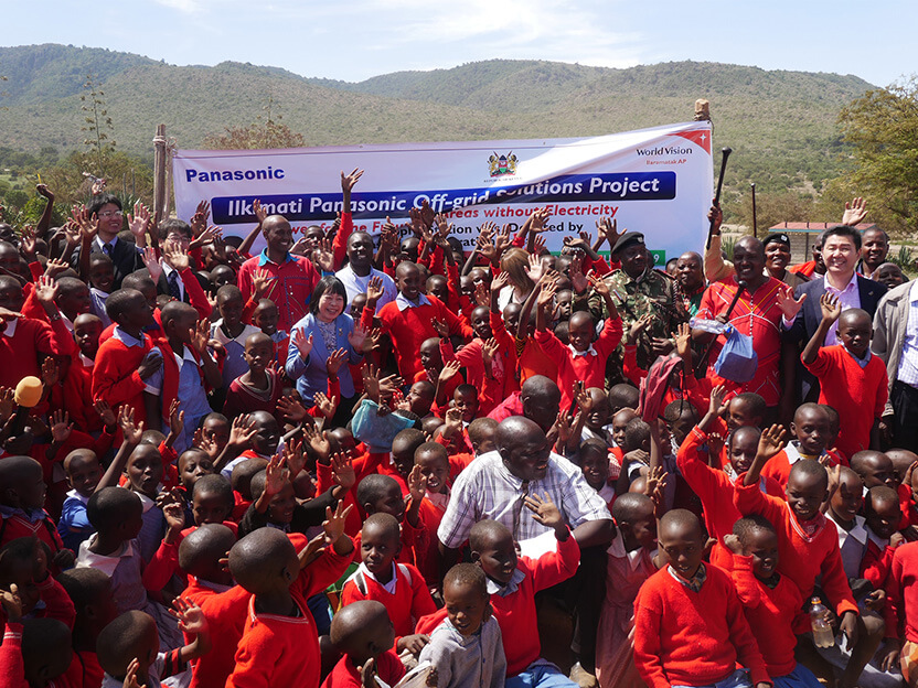 寄贈式にて地区の子どもたちとともに記念撮影をするWVJ、パナソニック、来賓の皆様