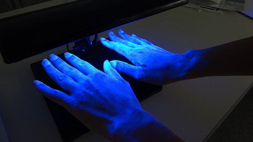 「手洗いチェック体験」で洗い残しを確認