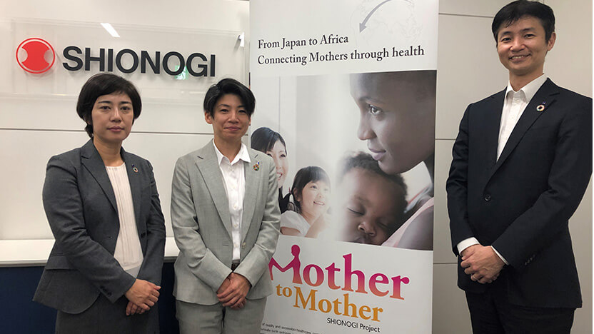 谷さま（中央）とご担当者の皆さま