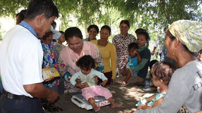 村での体重測定の様子