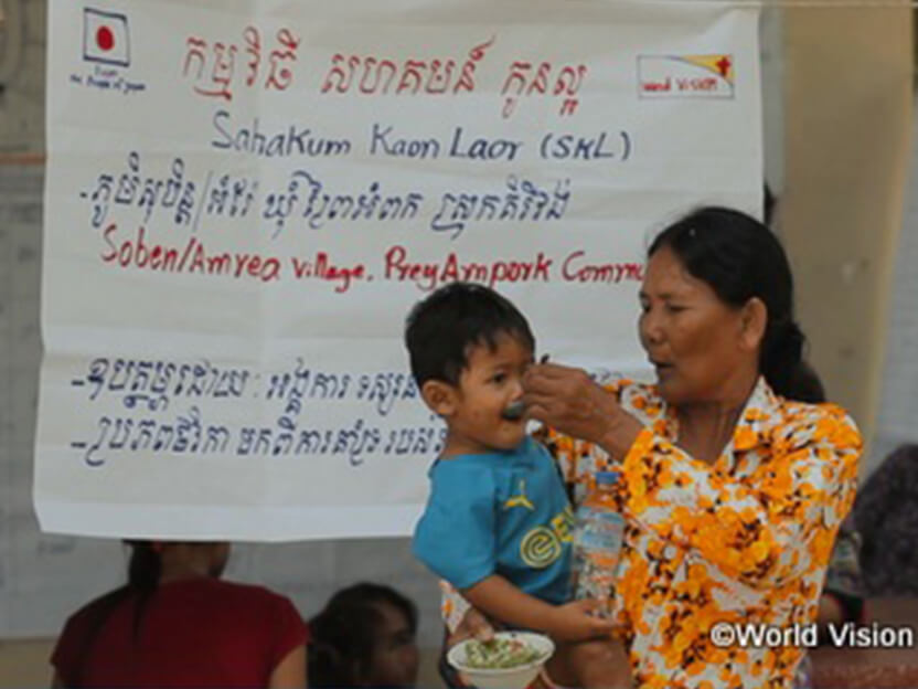 支援事業による研修に参加した女性と子ども