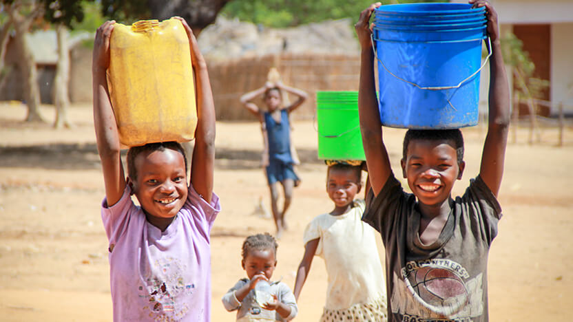 水を運ぶモザンビークの子どもたち。1回目のサマースクールで安全な水が十分にない子どもたちについて紹介します

