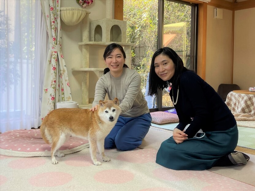 かぼすちゃんに癒され心が満たされる筆者（左）と同課スタッフの蘇畑光子（右）