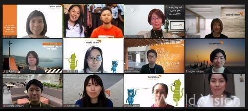 リレー方式で講師を務める13名のスタッフ(左下が筆者)
