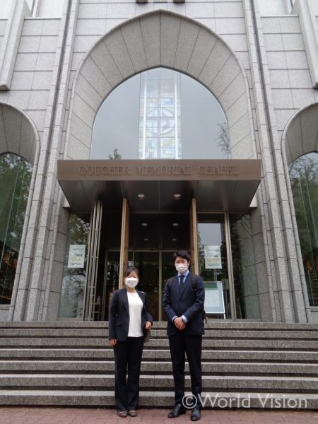 講義を一緒に担当した高橋スタッフと筆者(右)。キャンパス内のガウチャー記念礼拝堂前にて