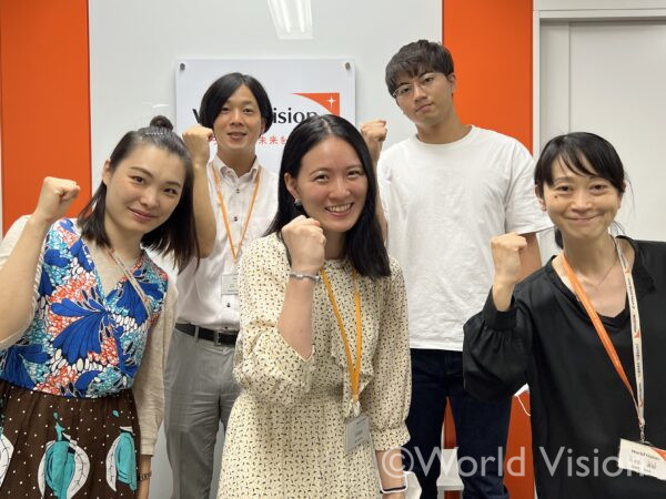 ｢”何か”はきっとできる｣キャンペーンの盛り上げ企画で撮影した写真（中央が筆者）