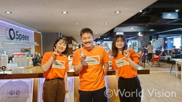 左から、同期の黒沢さん(インスタ担当)、いつもお世話になっているスタッフの桑原さん、筆者