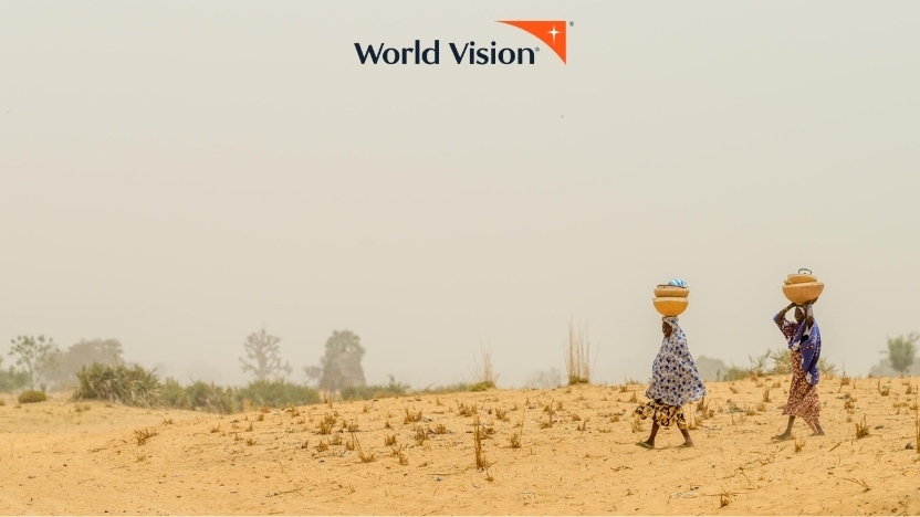 砂漠地帯を歩く女性（ニジェール）