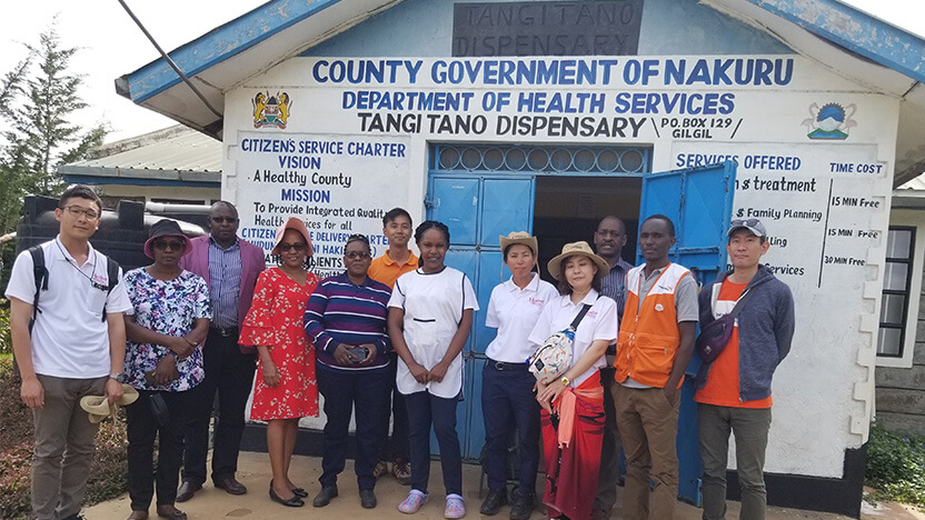 第3期事業の事業地にある診療所にて。塩野義製薬、ワールド・ビジョン・ジャパン、ワールド・ビジョン・ケニアの関係者