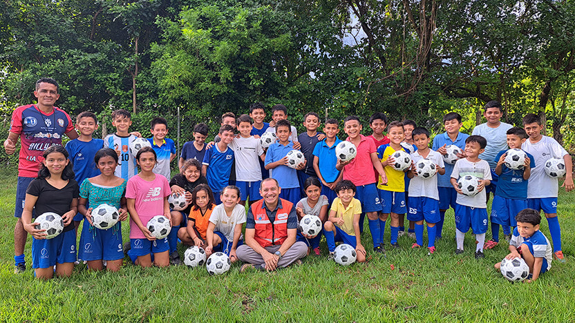 【エルサルバドル】WVのチャイルド・スポンサーシップ支援地域に住む子どもたち。地域の学校やWVがコミュニ ティと運営しているサッカースクールにボールを寄贈しました