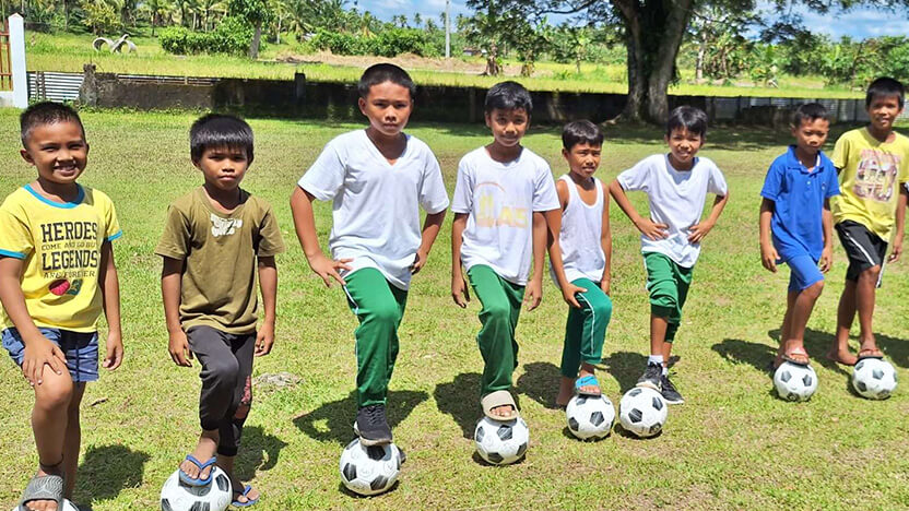 【フィリピン】WVのチャイルド・スポンサーシップ支援地域に住む子どもたち。WVを通して日本の皆さまの支援を受けている学校にボールを寄贈しました