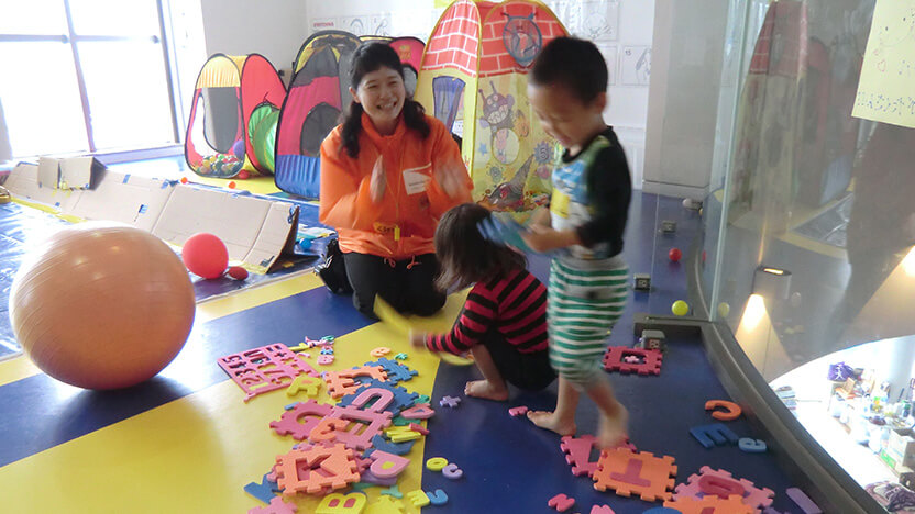 熊本地震(2016年)緊急支援の一環で実施した｢子どもの遊び場｣(プレイルーム)にて子どもとWVJスタッフ