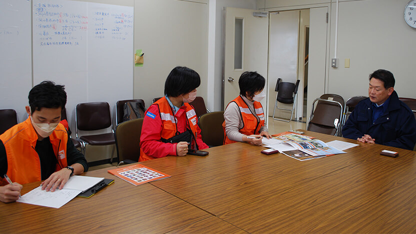 七尾市の茶谷市長と面会するWVJスタッフ(左から神田、高山、高橋)