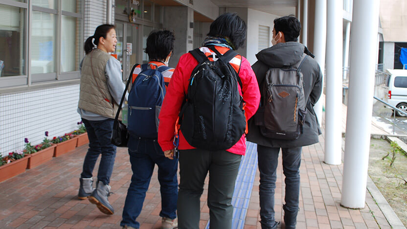 山王小学校へ　木下美也子七尾市市議会議員(左)