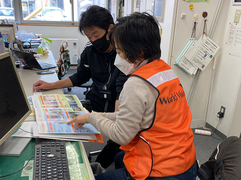 山王小学校の長谷部校長先生と高橋スタッフ