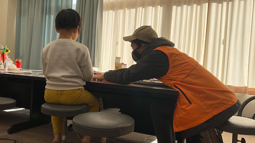 七尾市立中島小学校に避難している子どもと