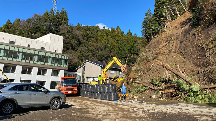 穴水町役場、隣接する山の斜面が崩落し別棟の建物に土砂がかかっていました