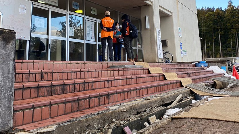 穴水市立の避難所となっている中学校にて。土台には大きな亀裂が