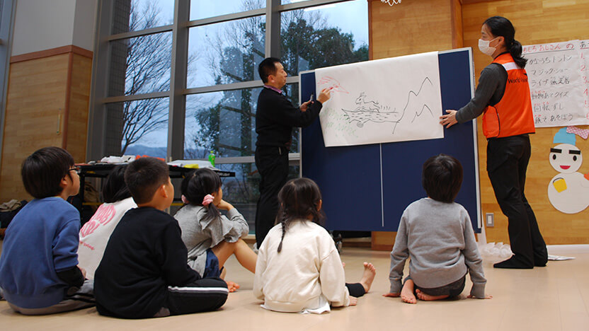 ライブ紙芝居のパフォーマンスに真剣に見入る子どもたち