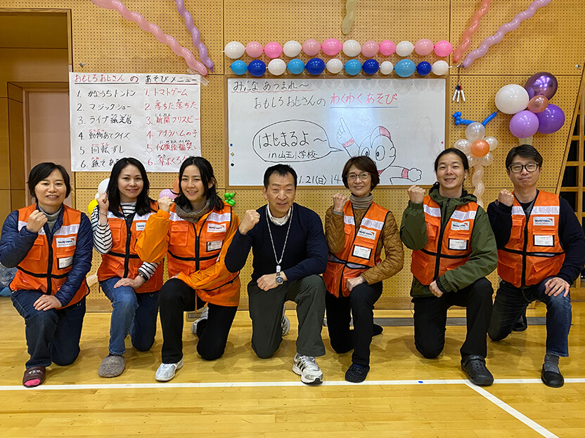 ｢わくわくデー｣キャラバン隊。原坂一郎先生(中央)とWVJスタッフ