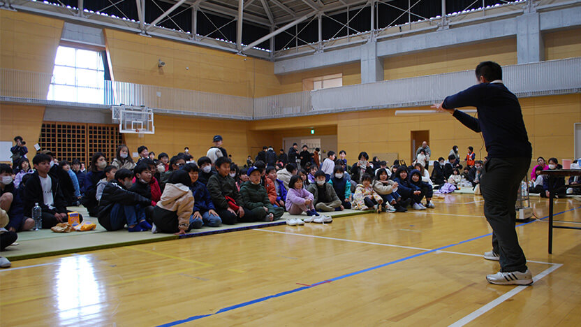 マジックショーで大盛り上がり