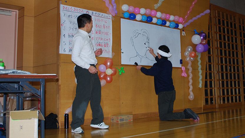 校長先生も｢似顔絵福笑い｣に挑戦