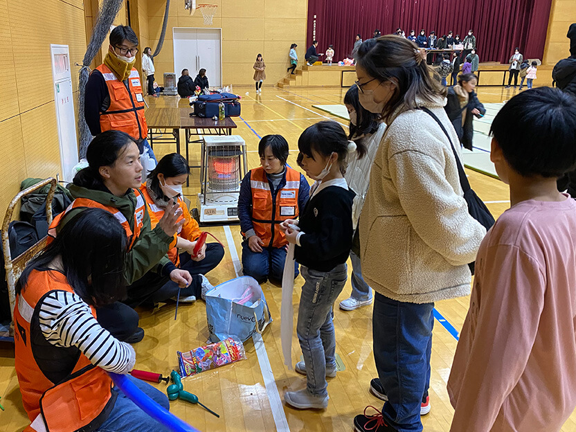 バルーンアート(風船)を手渡すWVJスタッフ